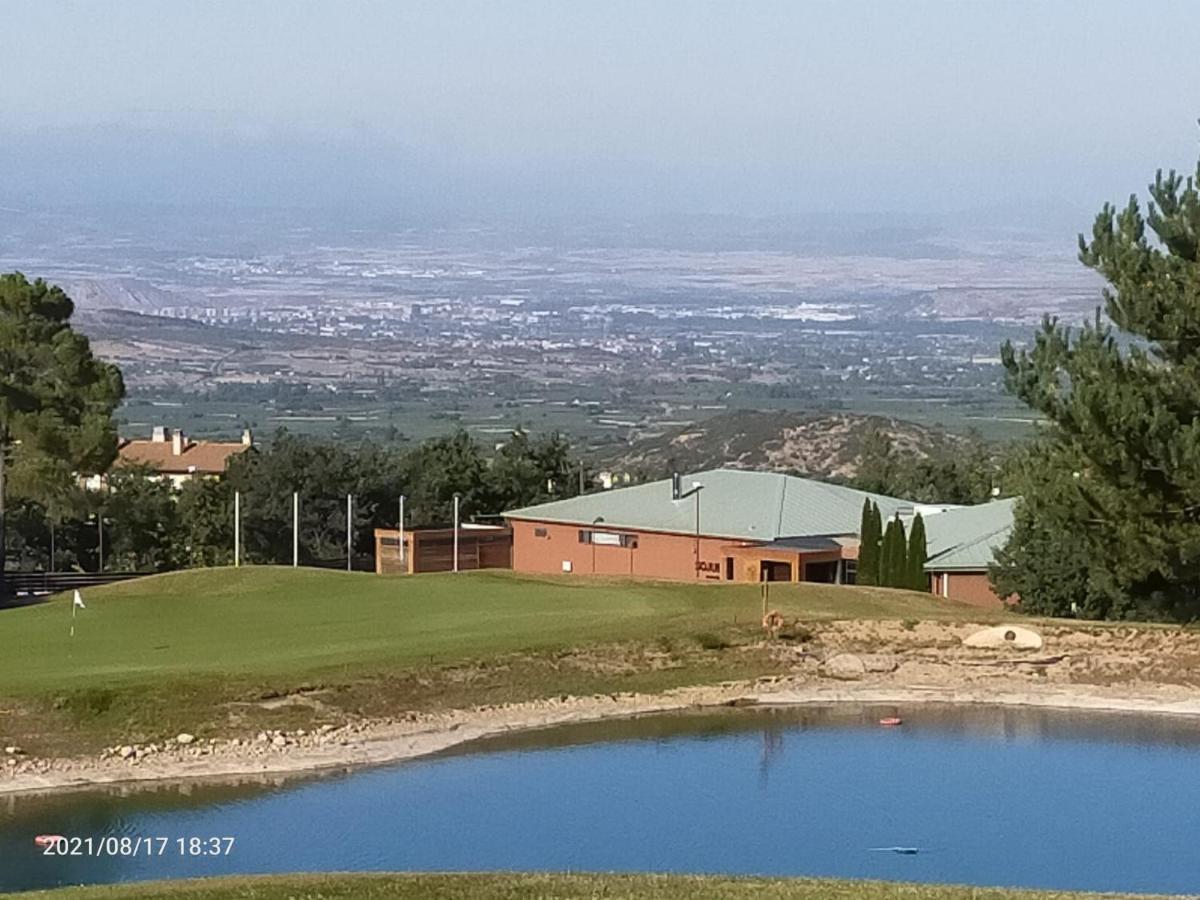 Wood, Wine & Golf Apartment
